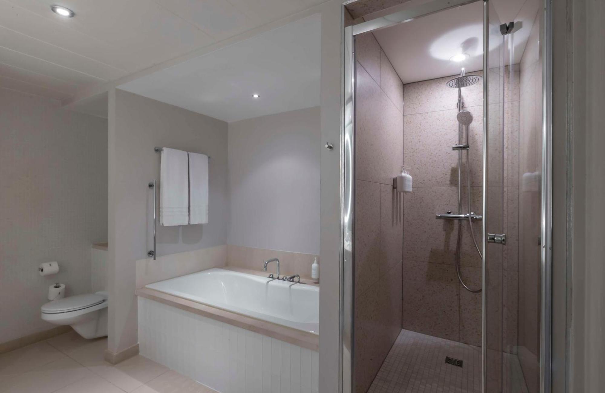 The Morrison Dublin, Curio Collection By Hilton Otel Dış mekan fotoğraf A shower cubicle